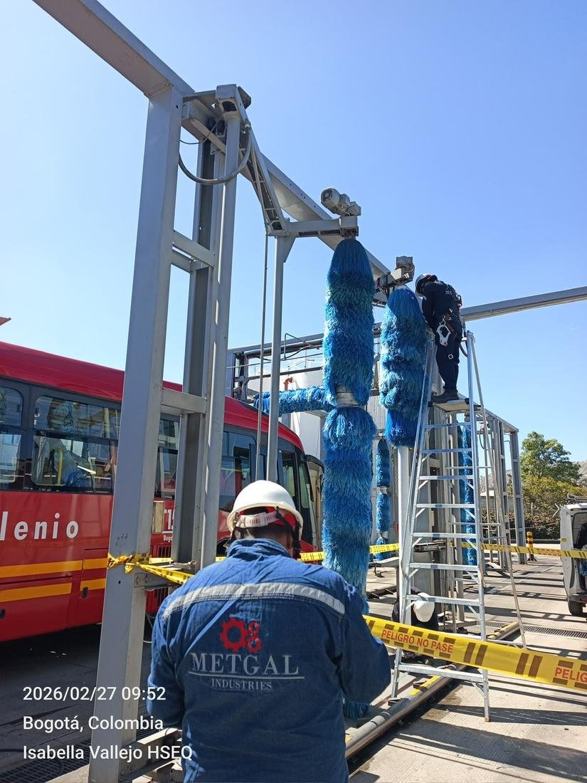 Equipo técnico de Metgal Industries trabajando en un sistema de lavado para buses del Sistema Integrado de Transporte de Bogotá