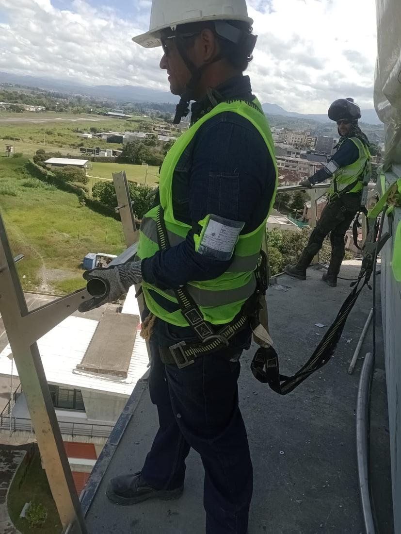 Técnico de Metgal con arnés certificado trabajando en altura sobre estructura industrial en Bogotá