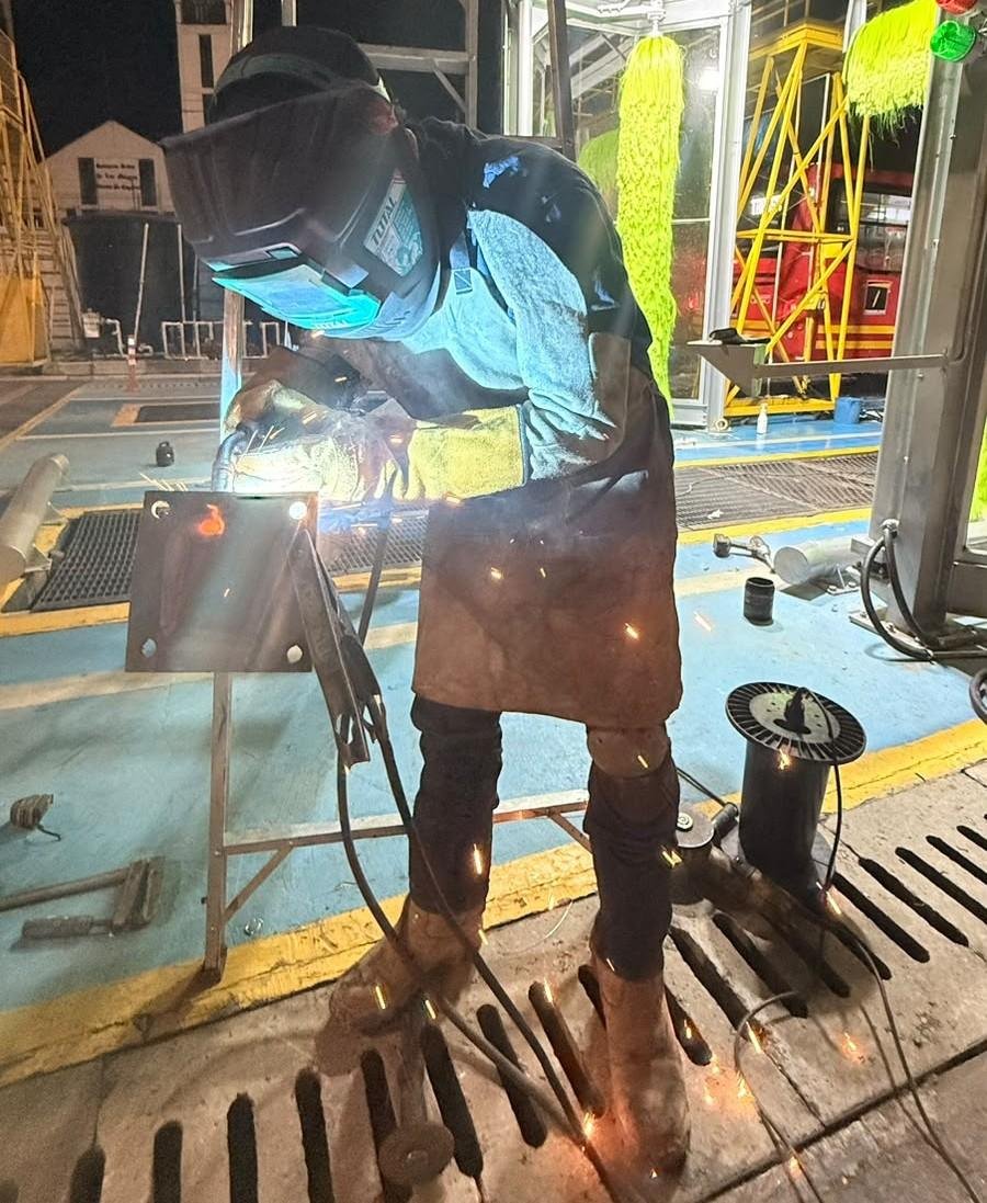 Técnico de Metgal realizando soldadura especializada durante la noche