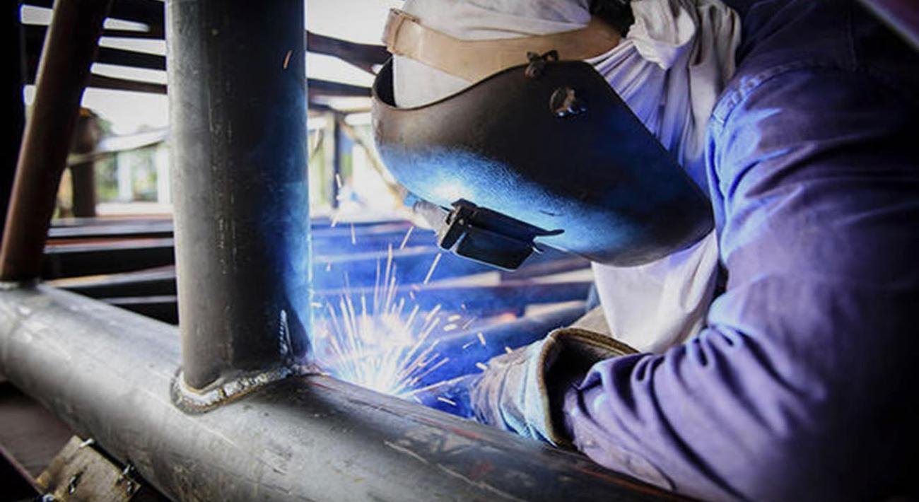 Detalle de soldadura especializada sobre estructura metálica